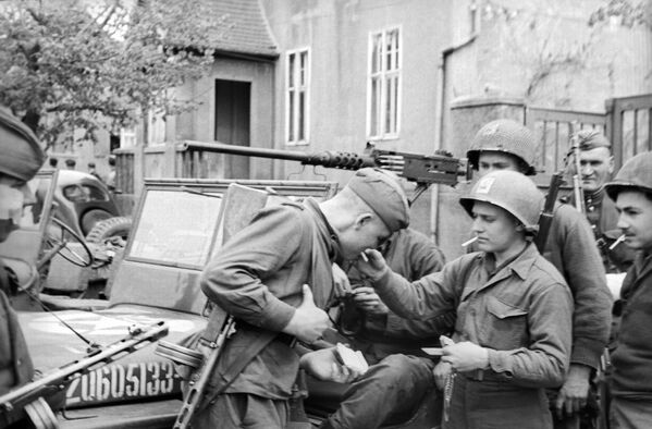 Американский, советский и британский солдаты дружески закуривают по сигарете Camel. - Sputnik Беларусь