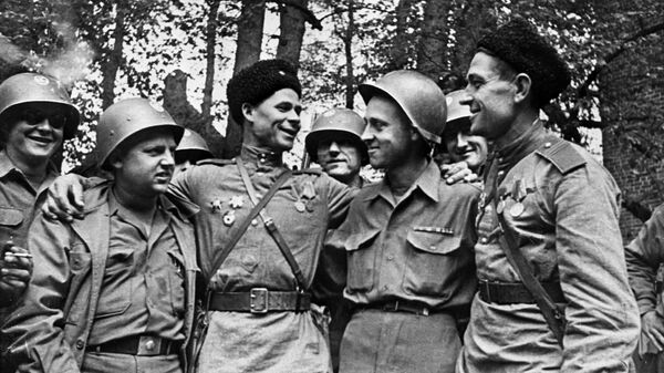 Встреча американских и советских солдат 25 апреля 1945 года недалеко от города Торгау на Эльбе - Sputnik Беларусь