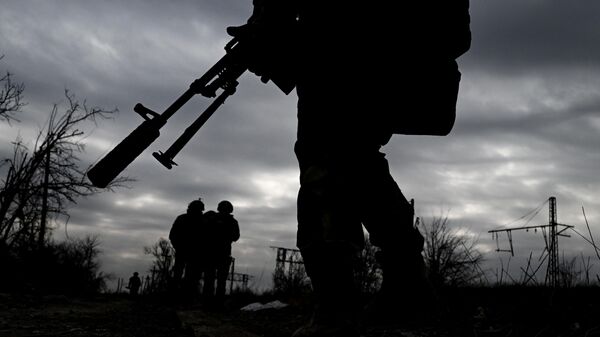 Силуэты военных в зоне СВО, архивное фото - Sputnik Беларусь