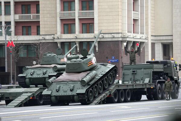 Военнослужащие разгружают танки Т-34-85 в колонне военной техники перед репетицией парада. - Sputnik Беларусь