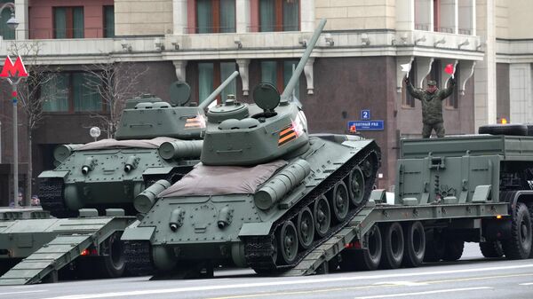 Военнослужащие разгружают танки Т-34-85 в колонне военной техники перед репетицией парада в честь 79-летия Победы в Великой Отечественной войне - Sputnik Беларусь