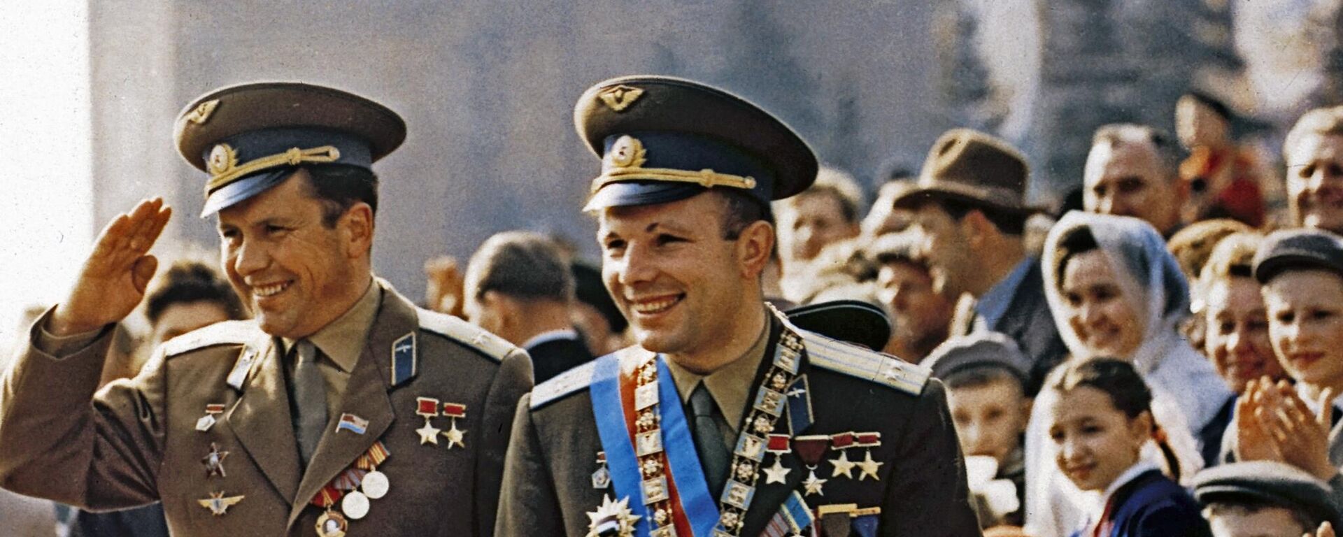 Летчики-космонавты, Герои Советского Союза Юрий Гагарин и Павел Попович на трибуне для гостей во время первомайской демонстрации трудящихся на Красной площади в Москве - Sputnik Беларусь, 1920, 01.05.2024