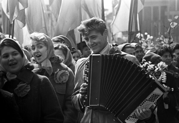 Первомайская демонстрация в Москве, 1961 год. - Sputnik Беларусь