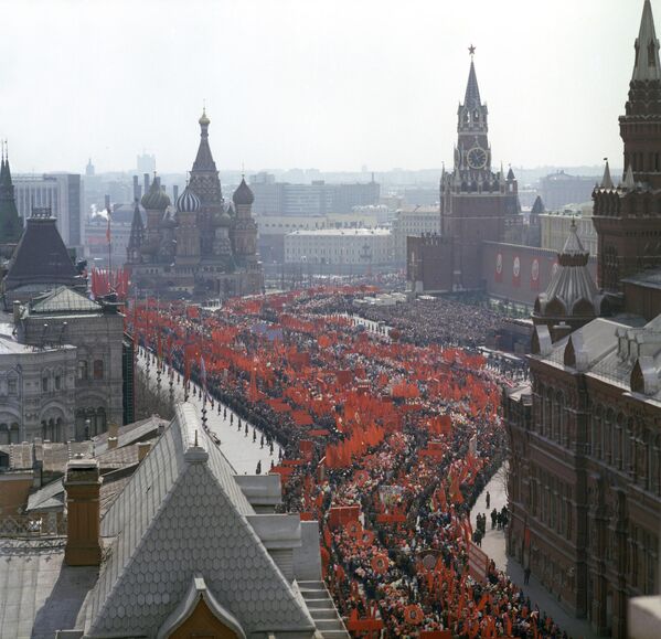 Праздничная демонстрация трудящихся на Красной площади 1 мая. 1976 год. - Sputnik Беларусь