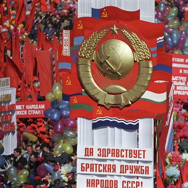 Праздничная демонстрация на Красной площади. День международной солидарности трудящихся. 1 мая 1986 года. - Sputnik Беларусь