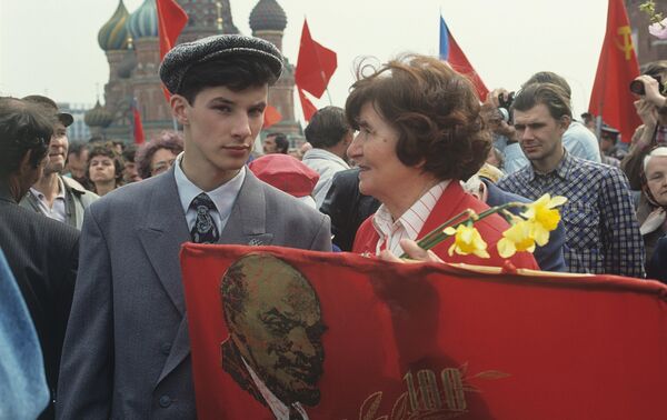 Первомайская демонстрация и митинг сторонников движения &quot;Трудовая Россия&quot; и &quot;Трудовая Москва&quot;. Участники митинга на Красной площади. 1992 год. - Sputnik Беларусь