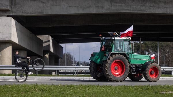 Трактор фермера на польско-украинской границе - Sputnik Беларусь