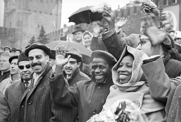 Гости из стран Африки и Латинской Америки на Красной площади во время демонстрации трудящихся 1 мая 1965 года - Sputnik Беларусь