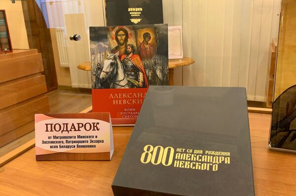 От Путина и Си Цзиньпина: книги из коллекции Лукашенко привезли в Гродно - Sputnik Беларусь