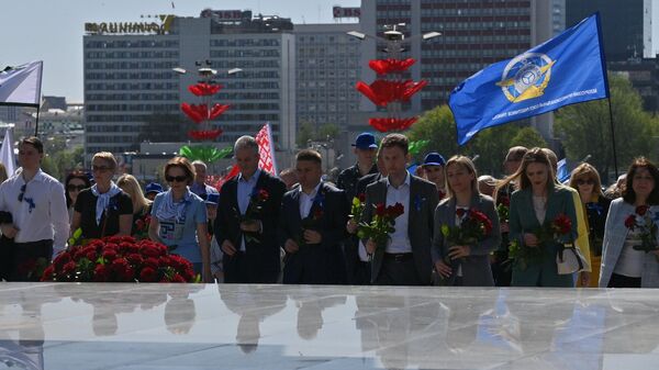 Возложение цветов к стеле 1 мая 2024 года - Sputnik Беларусь