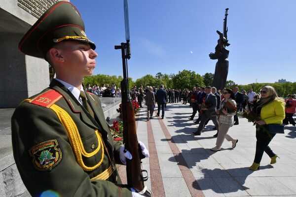 Возложение цветов к стеле 1 мая 2024 года - Sputnik Беларусь