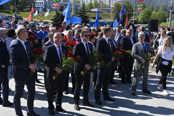 Возложение цветов к стеле 1 мая 2024 года - Sputnik Беларусь