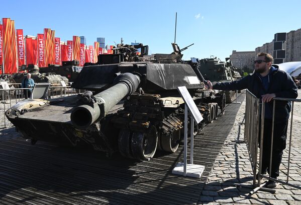 Посетитель фотографирует трофейный танк Abrams. - Sputnik Беларусь