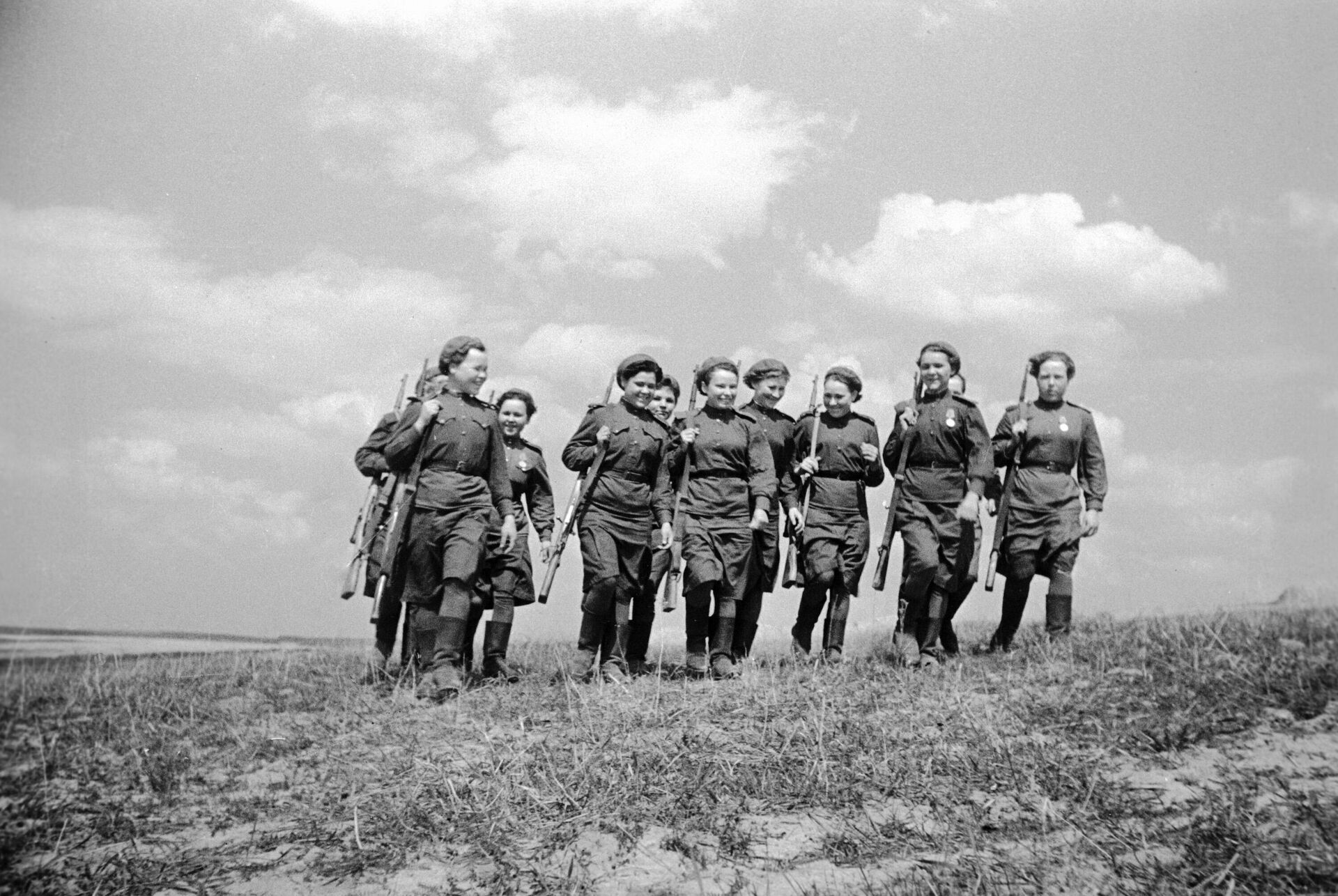 Группа женщин-снайперов советской 33-й армии идет на позиции - Sputnik Беларусь, 1920, 18.06.2024
