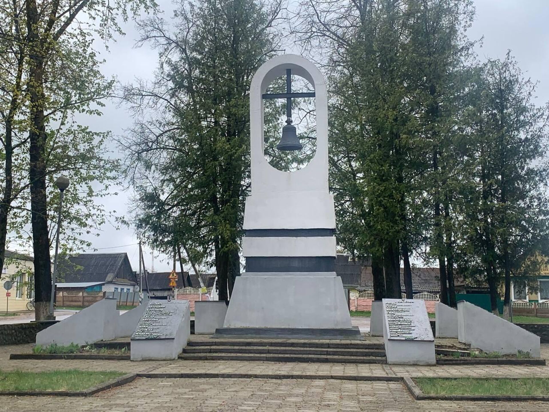 В центре Зембина находится памятник в честь советских воинов-односельчан - Sputnik Беларусь, 1920, 02.05.2024