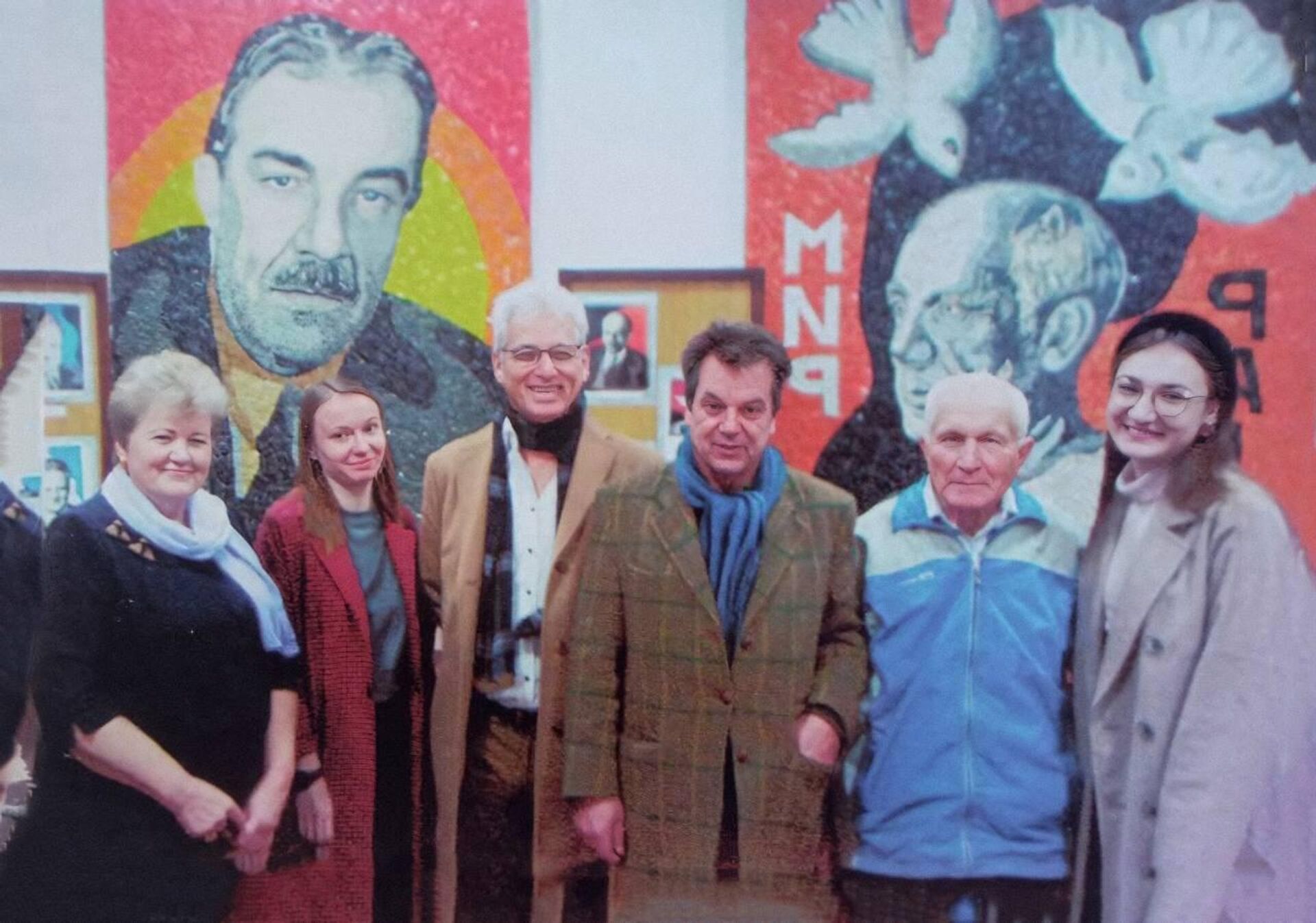 В 2019 году в зембинский музей приезжал из Франции внук Надежды Леже (третий слева) - Sputnik Беларусь, 1920, 02.05.2024