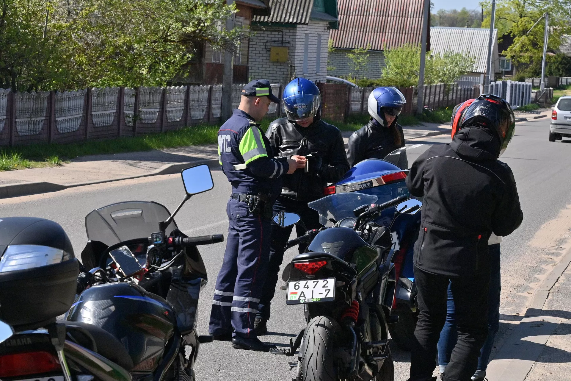 Сотрудники спецподразделения отмечают, что, как правило, в больших группах мотолюбителей нарушений немного - Sputnik Беларусь, 1920, 02.05.2024