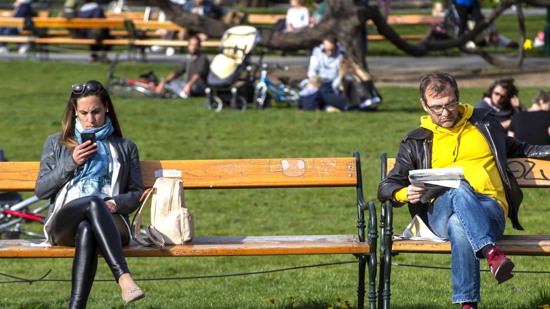 Горожане в парке - Sputnik Беларусь, 1920, 05.05.2024