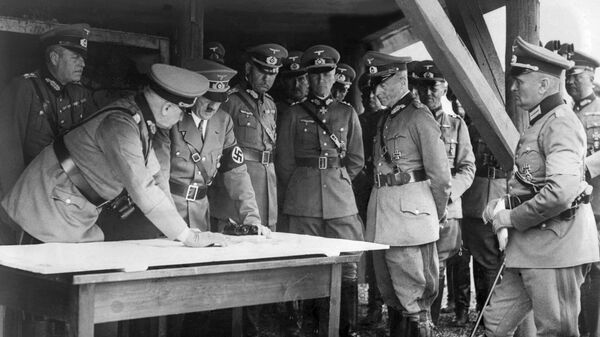 Канцлер Адольф Гитлер (3-й слева) на совещании с Генштабом  - Sputnik Беларусь