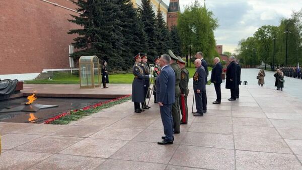 Крутой и Мезенцев возложили цветы к Могиле Неизвестного солдата в Москве - Sputnik Беларусь