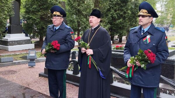 Возложение цветов на Военном кладбище в Минске - Sputnik Беларусь