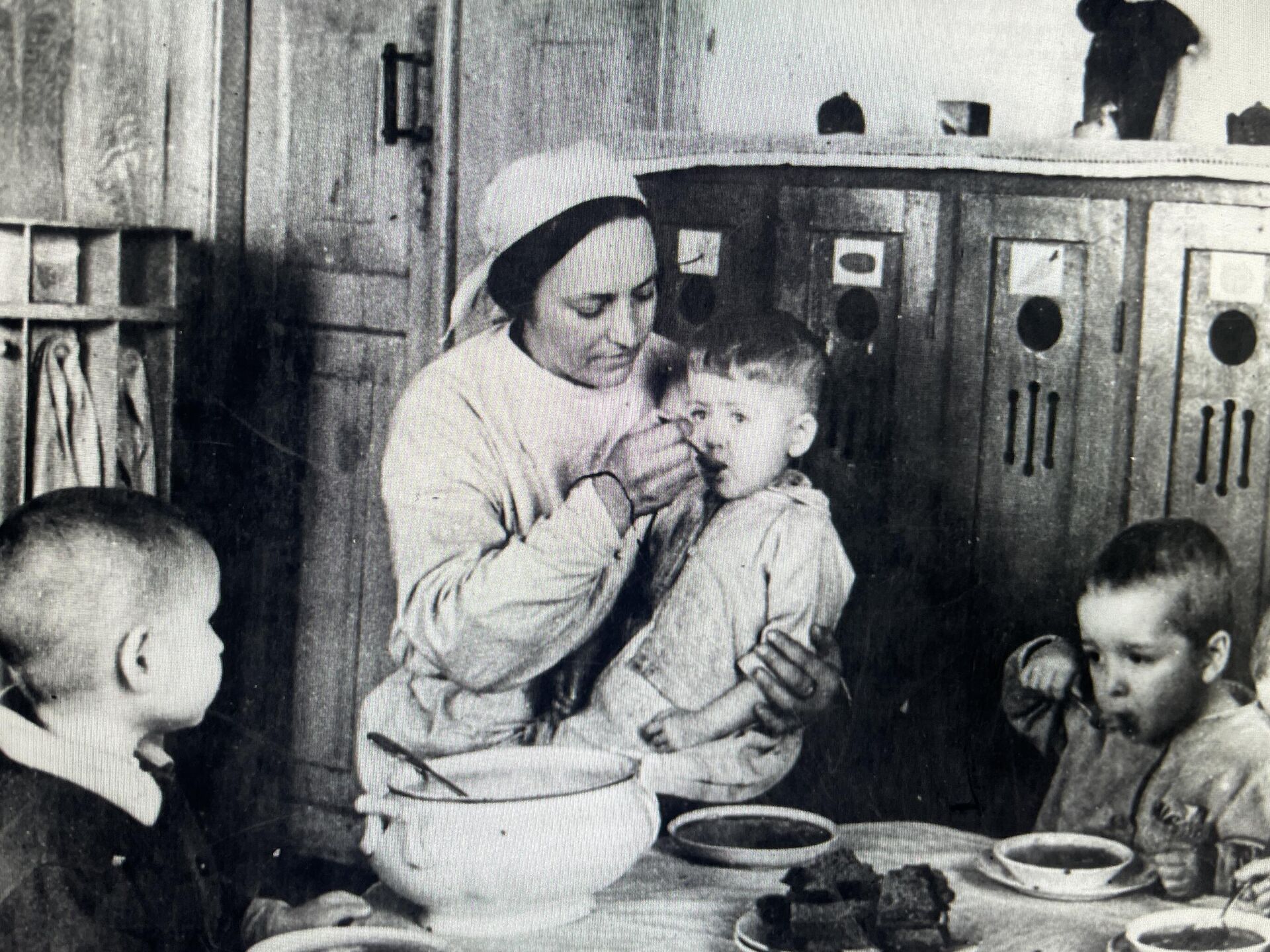 Малыши за обедом в яслях для детей железнодорожников. Гомель, март 1944 года - Sputnik Беларусь, 1920, 07.05.2024