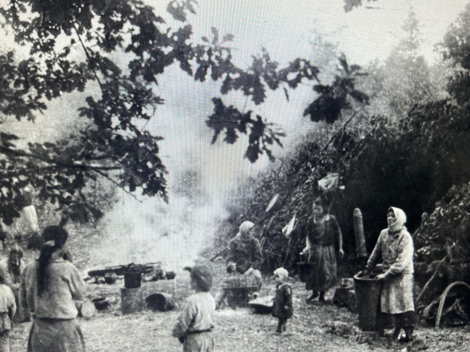 Дети и взрослые после сожжения деревни Чапаевка Ельского района в августе 1943 года - Sputnik Беларусь, 1920, 07.05.2024