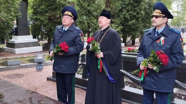 Возложение цветов на Военном кладбище в Минске
 - Sputnik Беларусь