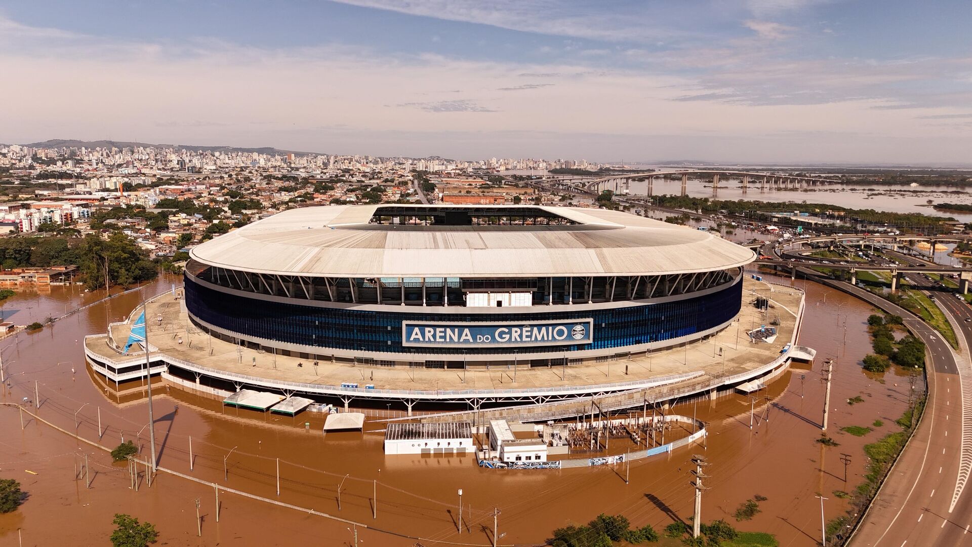 Вид с воздуха на стадион Арена ду Гремиу бразильской футбольной команды Гремио в Порту-Алегри - Sputnik Беларусь, 1920, 07.05.2024