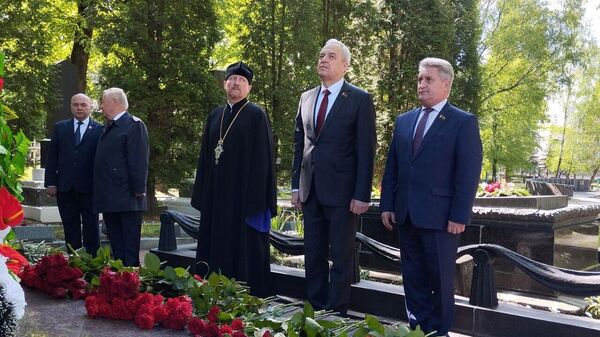 Игорь Сергеенко (второй справа) принял  участие в церемонии возложения цветов к мемориальному комплексу на кладбище Военное - Sputnik Беларусь