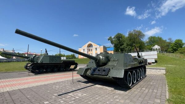 Обелиск высотой 24 метра и военная техника в центре Лоева ― видео  - Sputnik Беларусь