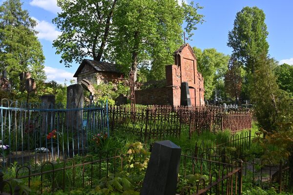 Долгое время это кладбище считалось последним пристанищем для городской аристократии: Понятовских, Войниловичей, Монюшко, Потоцких…У некоторых тут были семейные усыпальницы, часть из них разрушилась, часть сохранилась до наших дней. - Sputnik Беларусь