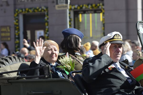 Праздничное шествие на 9 Мая в Гомеле собрало 20 тысяч человек - Sputnik Беларусь