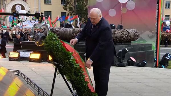 Александр Лукашенко возложил венок к монументу Победы - Sputnik Беларусь