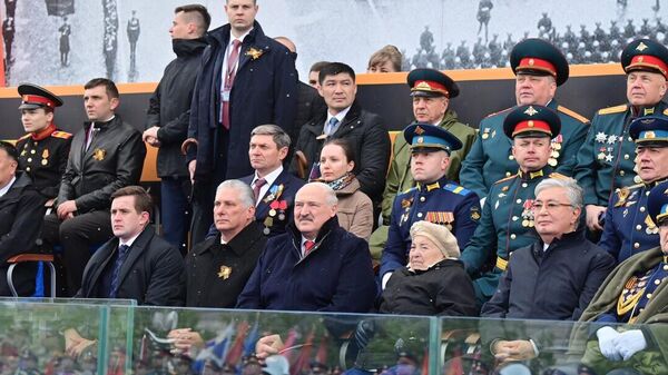 Александр Лукашенко 9 мая в Москве принял участие в торжествах в честь Дня Победы, справа от него – ветеран Екатерина Евдокимова - Sputnik Беларусь