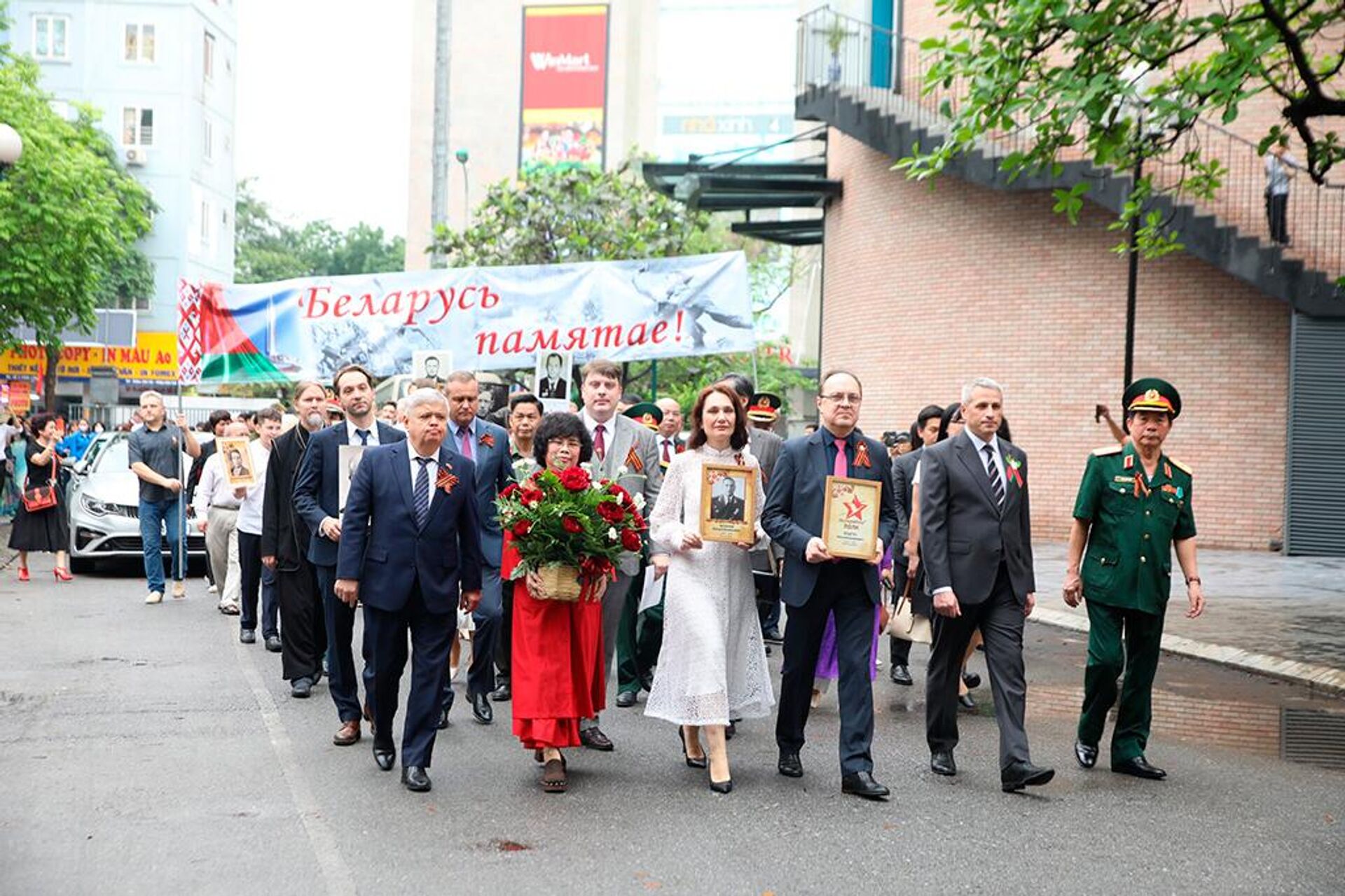 В Ханое белорусские дипломаты, представители диаспоры организовали также акцию Беларусь помнит - Sputnik Беларусь, 1920, 09.05.2024