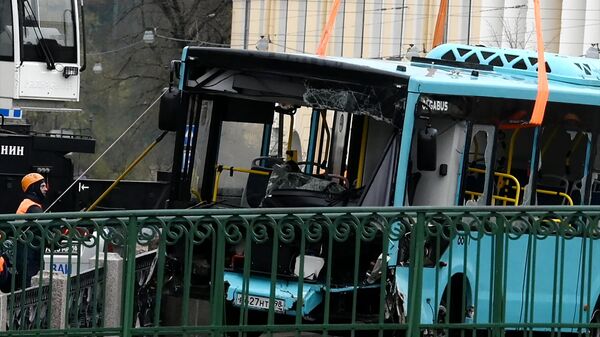 Пассажирский автобус упал с моста в реку в Санкт-Петербурге - Sputnik Беларусь