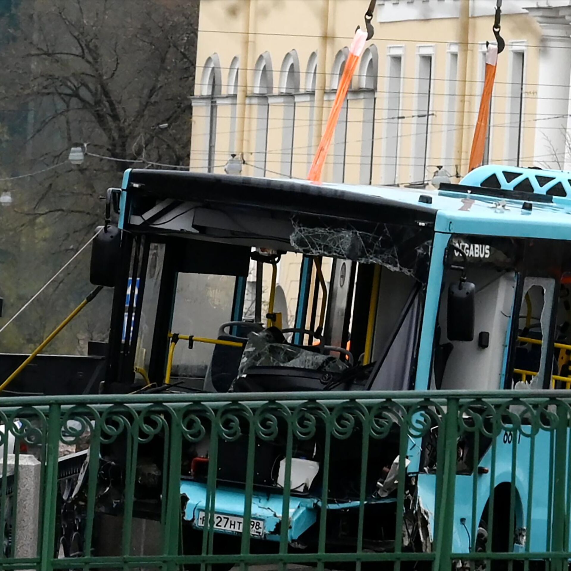 Число погибших при падении автобуса в реку в Петербурге выросло до семи -  10.05.2024, Sputnik Беларусь