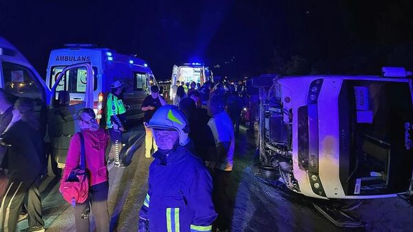 Автобус со школьниками упал в овраг в Турции - Sputnik Беларусь