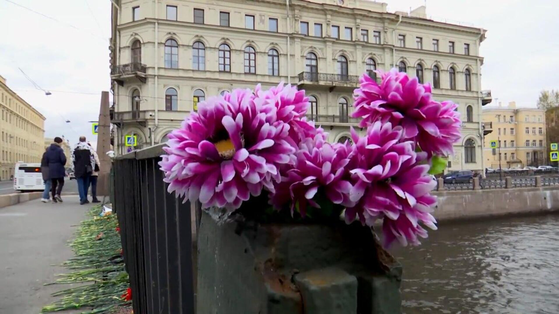 Жители Санкт-Петербурга несут цветы и свечи к Поцелуеву мосту – видео -  12.05.2024, Sputnik Беларусь