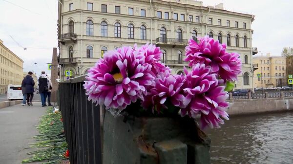 Жители Санкт-Петербурга несут цветы и свечи к Поцелуеву мосту – видео - Sputnik Беларусь