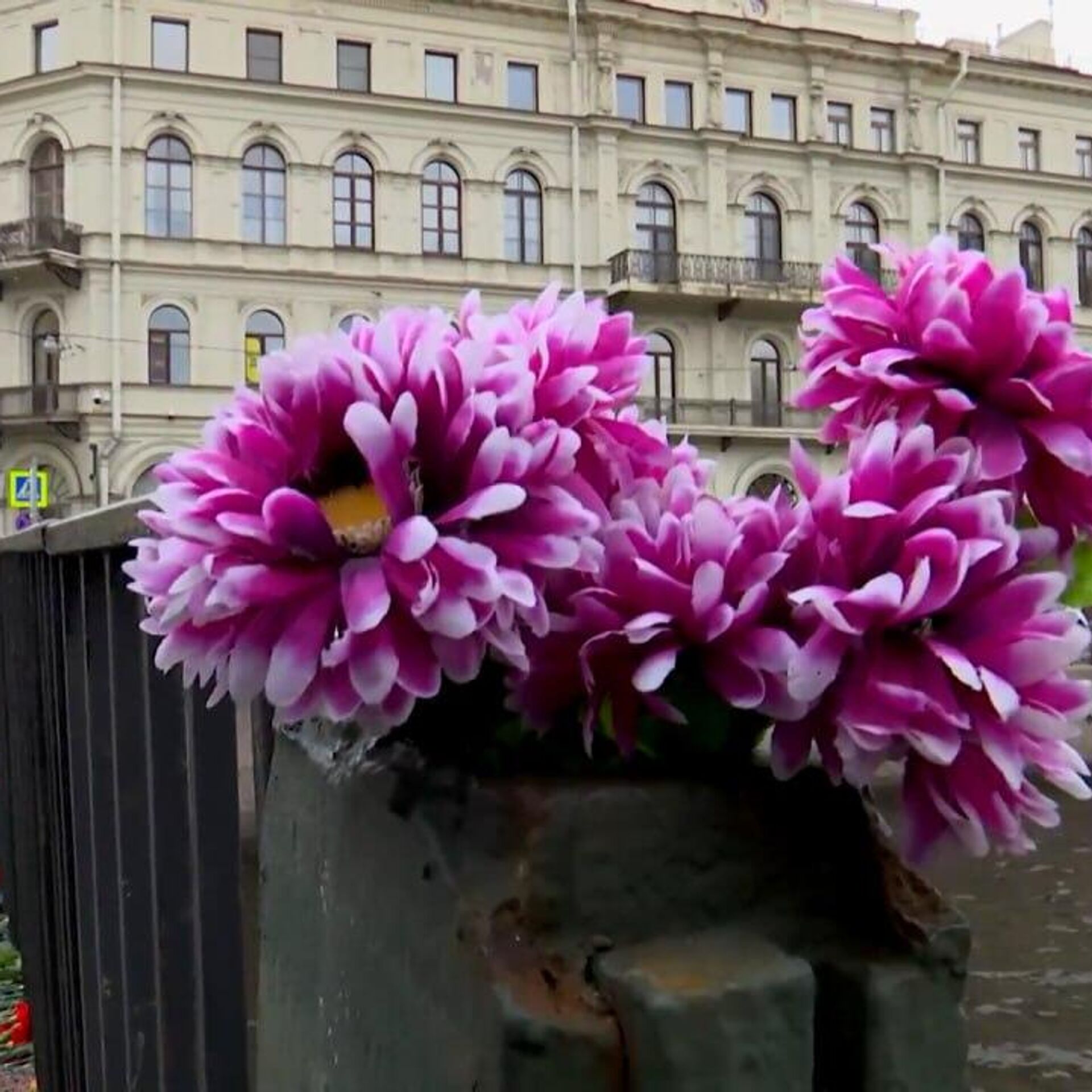 Жители Санкт-Петербурга несут цветы и свечи к Поцелуеву мосту – видео -  12.05.2024, Sputnik Беларусь