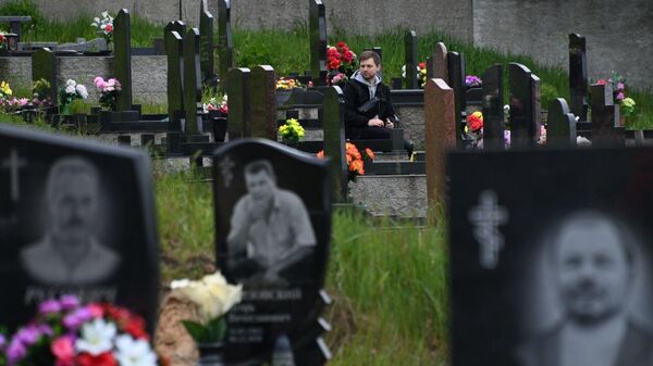 Белорусы на Радуницу пришли на кладбища (видео) - Sputnik Беларусь