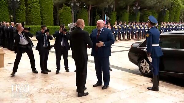 Лимузин и фанфары: Алиев встретил Лукашенко в Баку (видео) - Sputnik Беларусь