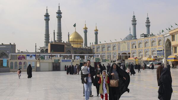 Люди посещают храм Фатимы Масуме в иранском городе Кум - Sputnik Беларусь