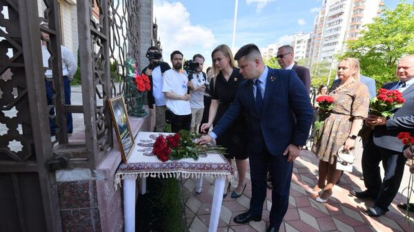 Первый секретарь ЦК БРСМ Александр Лукьянов возложил цветы у посольства Ирана - Sputnik Беларусь