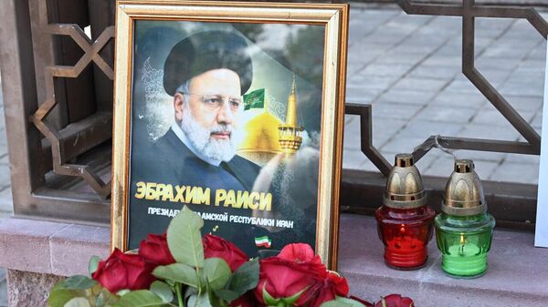 Портрет Эбрахима Раиси у посольства Ирана - Sputnik Беларусь