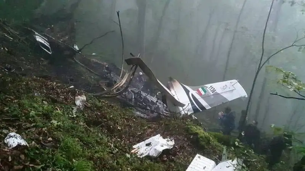 Спасатели сняли на видео обломки вертолета президента Ирана - Sputnik Беларусь