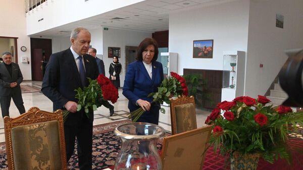 Игорь Сергеенко и Наталья Кочанова оставили запись в книге соболезнований в посольстве Ирана - Sputnik Беларусь