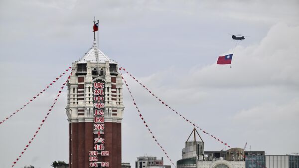 Вертолет с флагом Тайваня пролетает мимо здания президентского офиса в Тайбэе - Sputnik Беларусь